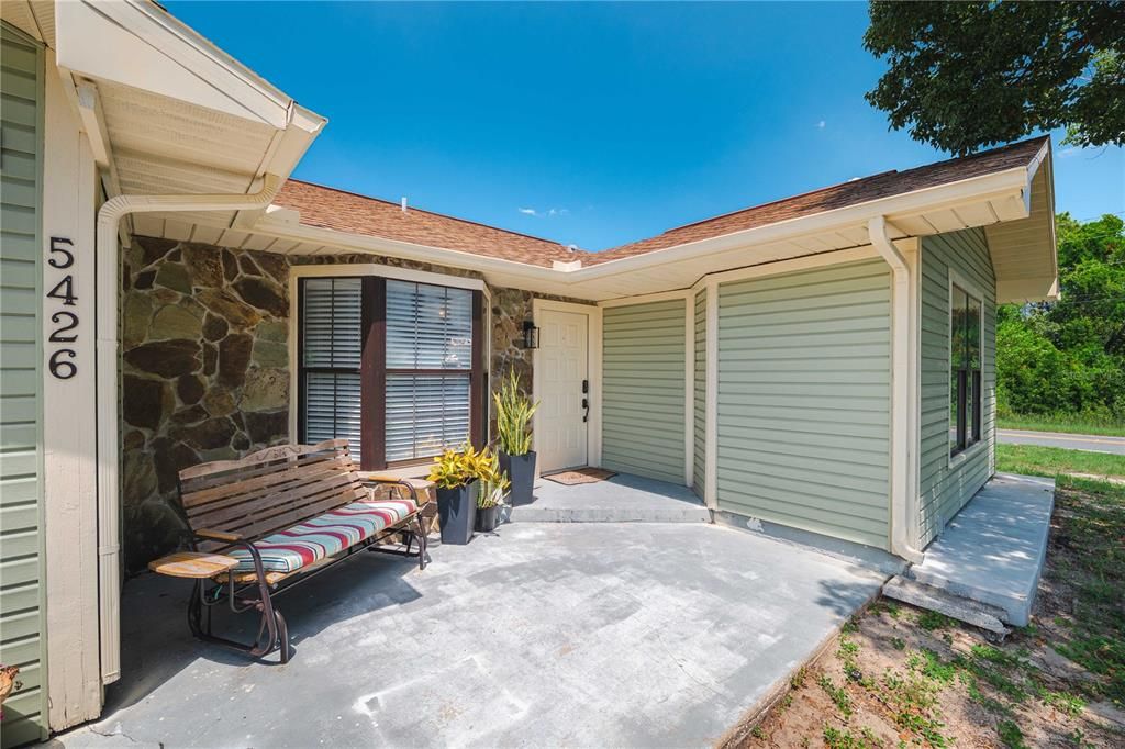 合同活跃: $295,000 (2 贝兹, 2 浴室, 1249 平方英尺)