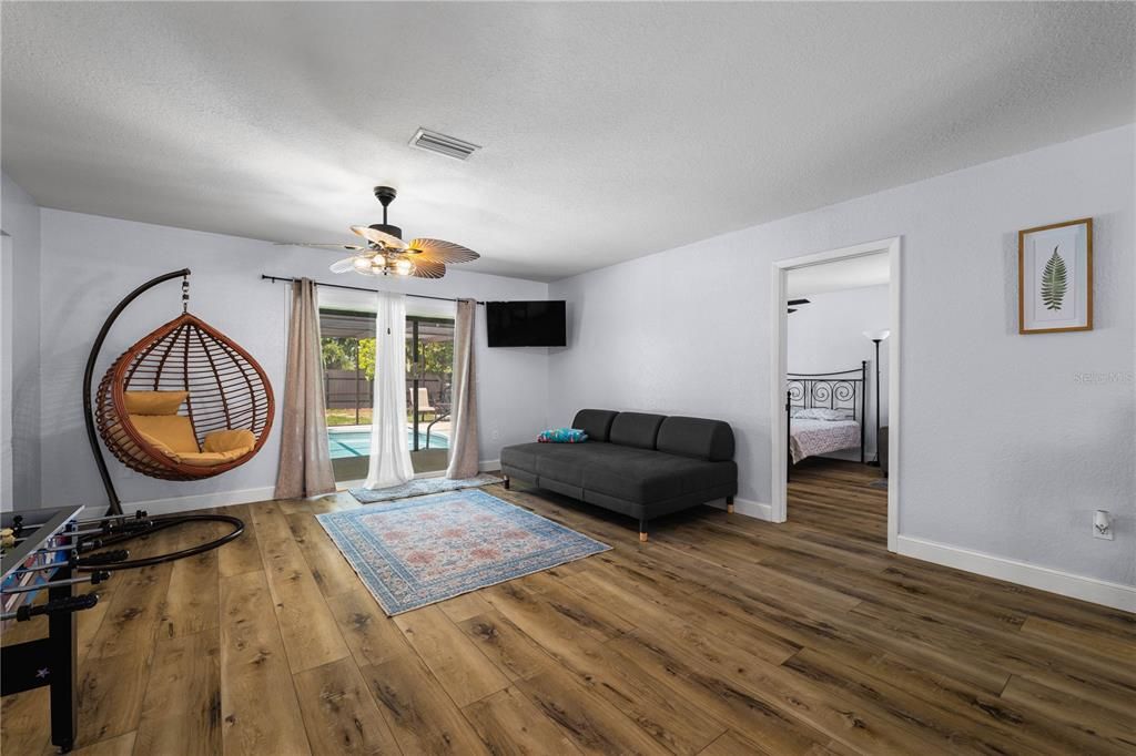 合同活跃: $295,000 (2 贝兹, 2 浴室, 1249 平方英尺)