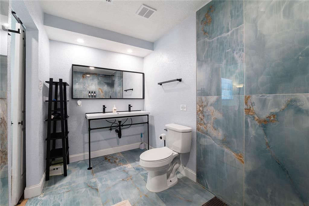 合同活跃: $295,000 (2 贝兹, 2 浴室, 1249 平方英尺)