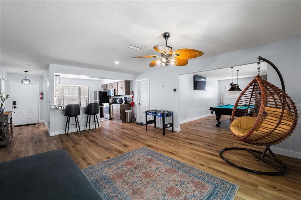 合同活跃: $295,000 (2 贝兹, 2 浴室, 1249 平方英尺)