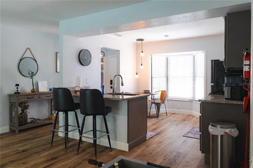 合同活跃: $295,000 (2 贝兹, 2 浴室, 1249 平方英尺)