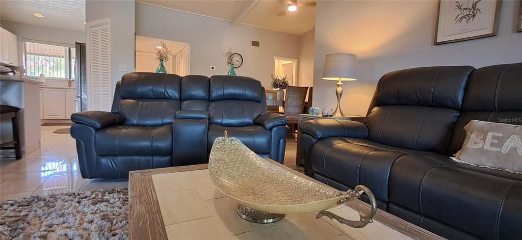 待售: $182,000 (2 贝兹, 2 浴室, 1280 平方英尺)