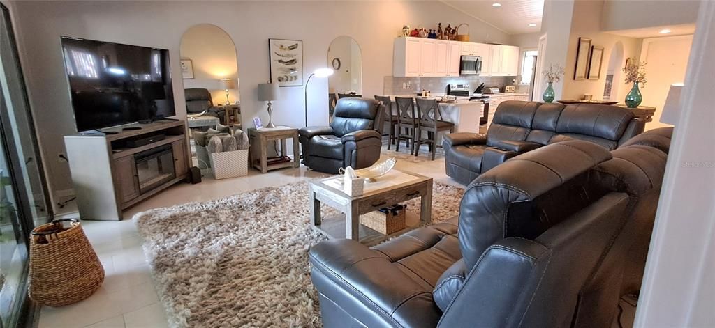 待售: $182,000 (2 贝兹, 2 浴室, 1280 平方英尺)