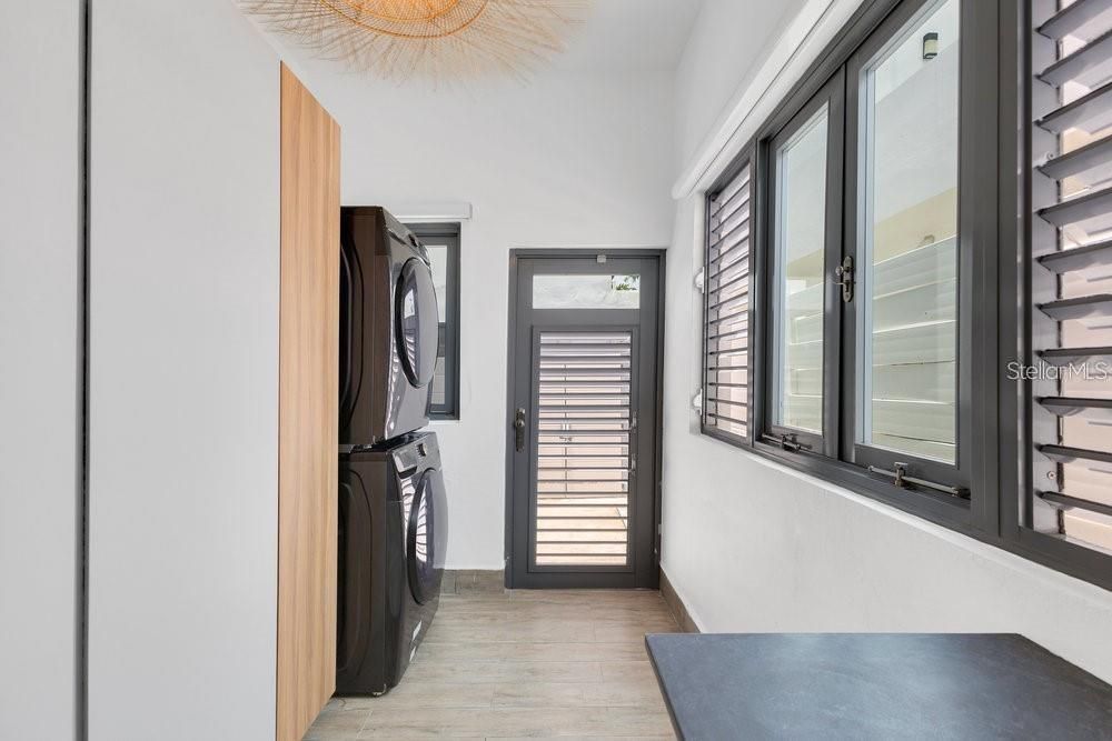 В аренду: $12,000 (4 спален, 2 ванн, 1800 Квадратных фут)