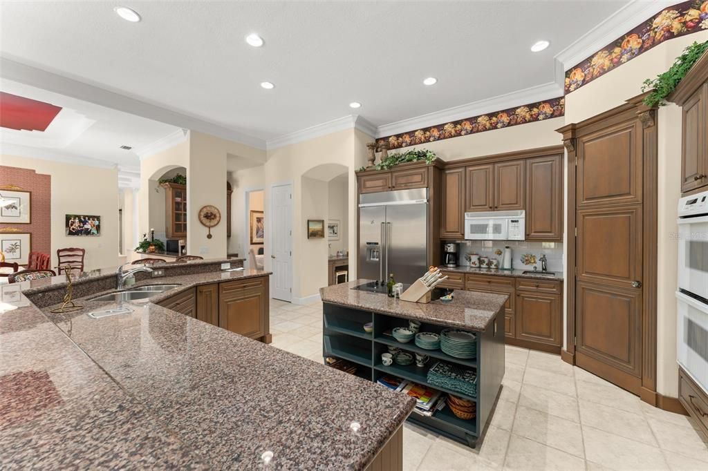 For Sale: $3,200,000 (8 beds, 7 baths, 7123 Square Feet)