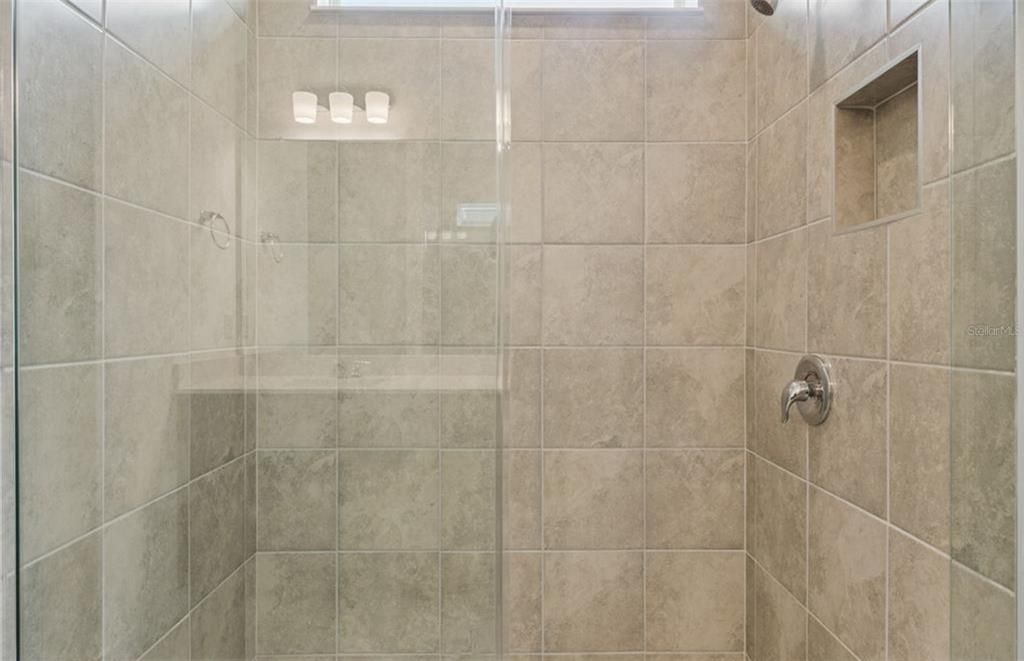 Activo con contrato: $375,460 (3 camas, 3 baños, 2262 Pies cuadrados)