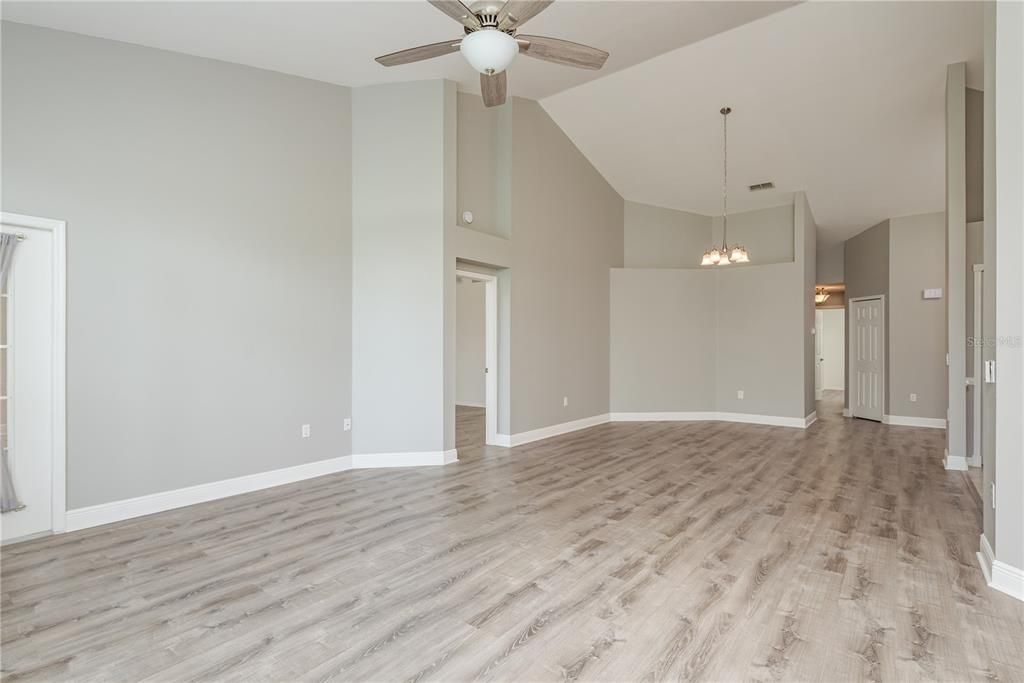 Под контрактом: $375,000 (2 спален, 2 ванн, 1642 Квадратных фут)