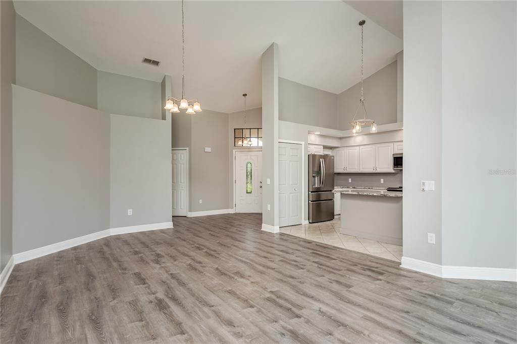 Под контрактом: $375,000 (2 спален, 2 ванн, 1642 Квадратных фут)