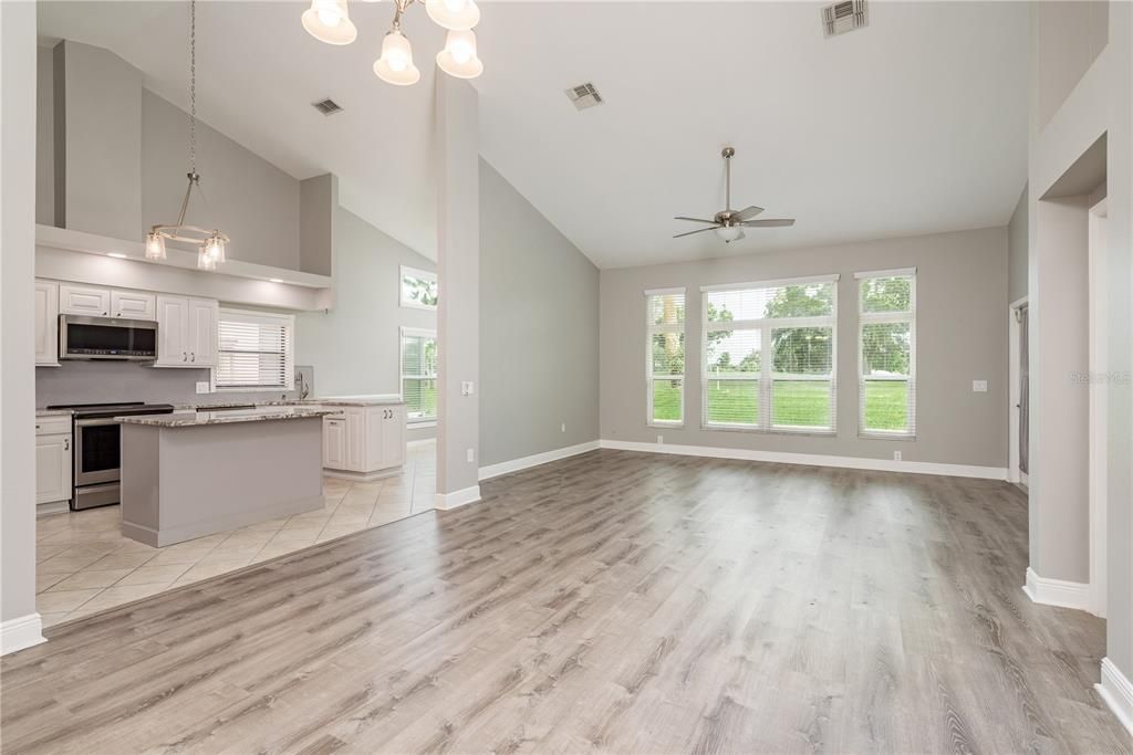 Под контрактом: $375,000 (2 спален, 2 ванн, 1642 Квадратных фут)