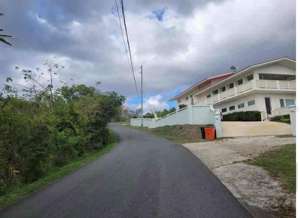 На продажу: $550,000 (2.88 acres)