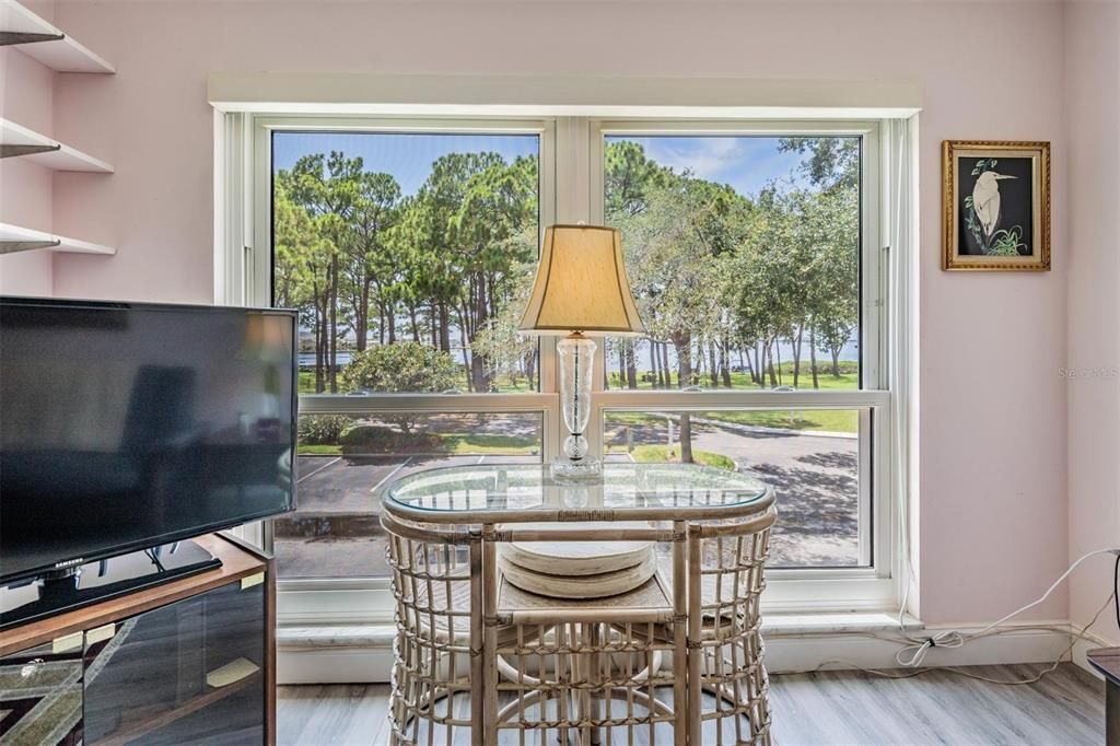 For Sale: $250,000 (2 beds, 1 baths, 930 Square Feet)