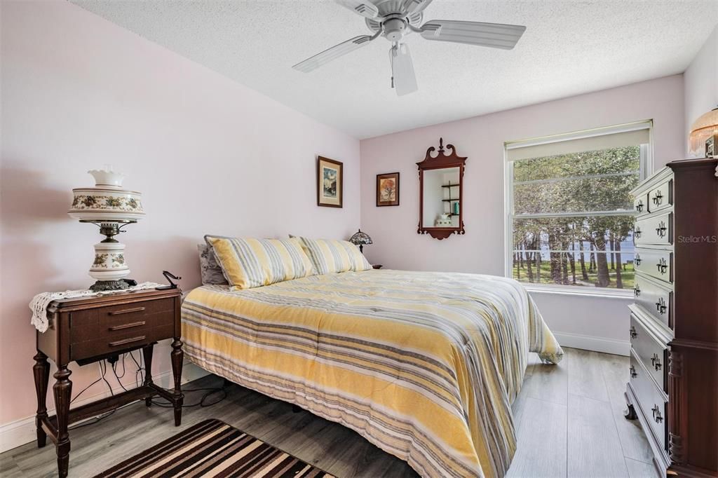 For Sale: $250,000 (2 beds, 1 baths, 930 Square Feet)