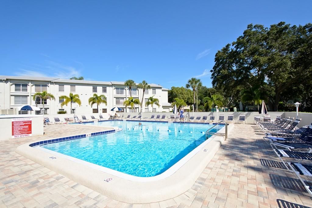 For Sale: $250,000 (2 beds, 1 baths, 930 Square Feet)