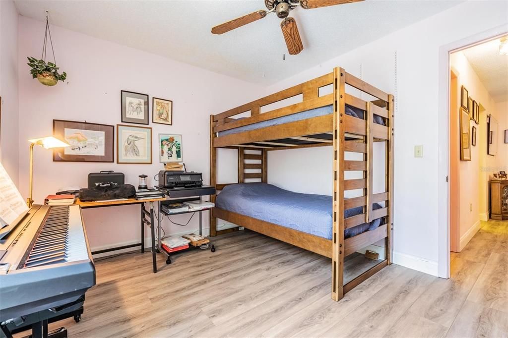 For Sale: $250,000 (2 beds, 1 baths, 930 Square Feet)