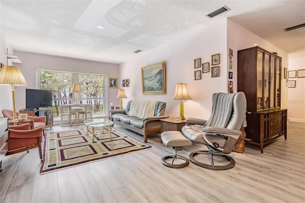 For Sale: $250,000 (2 beds, 1 baths, 930 Square Feet)