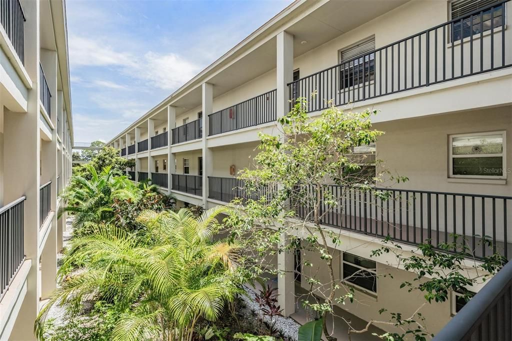 For Sale: $250,000 (2 beds, 1 baths, 930 Square Feet)