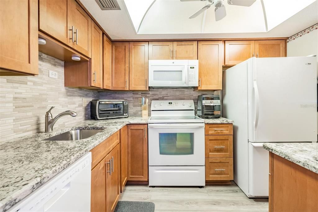 For Sale: $250,000 (2 beds, 1 baths, 930 Square Feet)