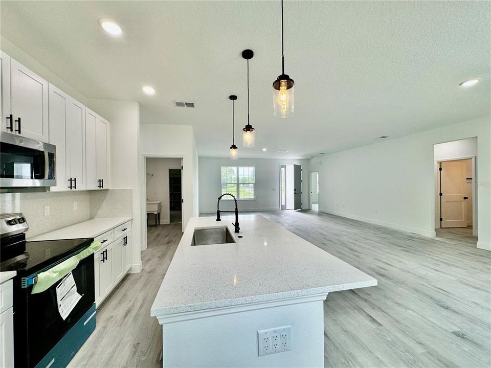 For Sale: $339,000 (4 beds, 2 baths, 1888 Square Feet)