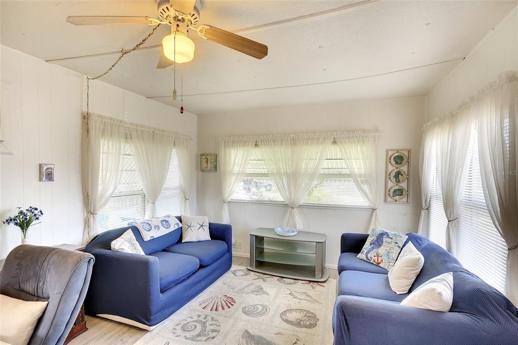 待售: $135,000 (2 贝兹, 1 浴室, 680 平方英尺)