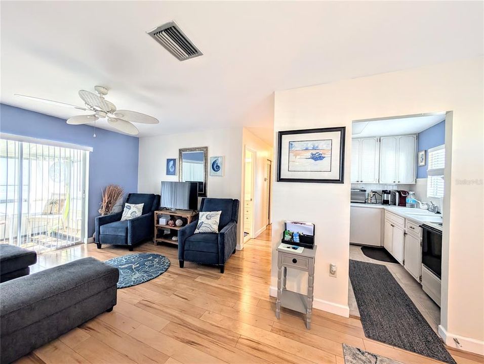 合同活跃: $1,600 (2 贝兹, 2 浴室, 862 平方英尺)