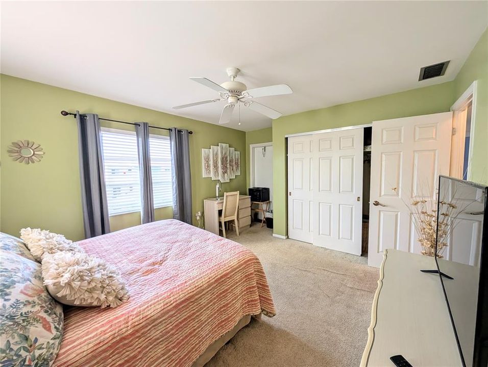 合同活跃: $1,600 (2 贝兹, 2 浴室, 862 平方英尺)