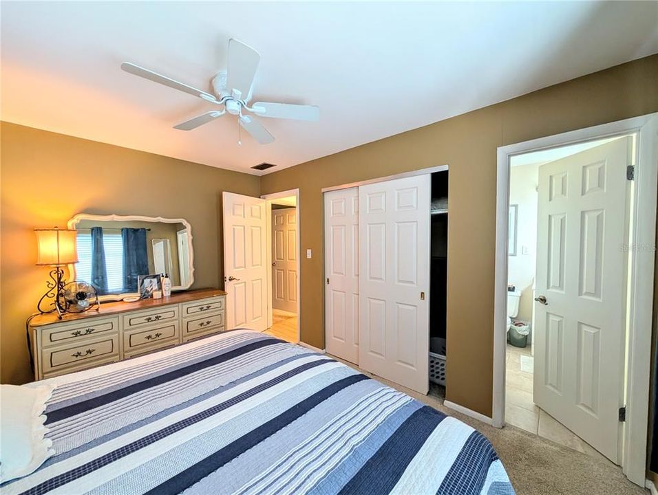 合同活跃: $1,600 (2 贝兹, 2 浴室, 862 平方英尺)