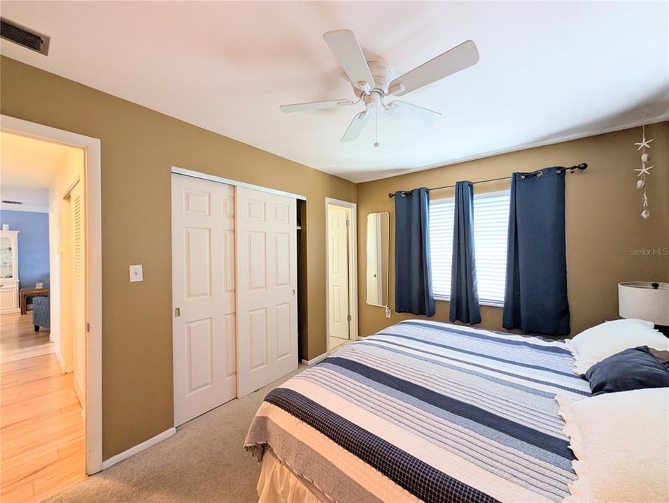 合同活跃: $1,600 (2 贝兹, 2 浴室, 862 平方英尺)