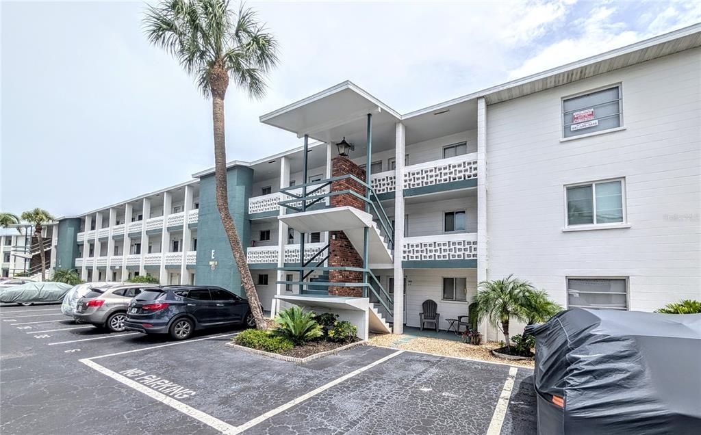 合同活跃: $1,600 (2 贝兹, 2 浴室, 862 平方英尺)