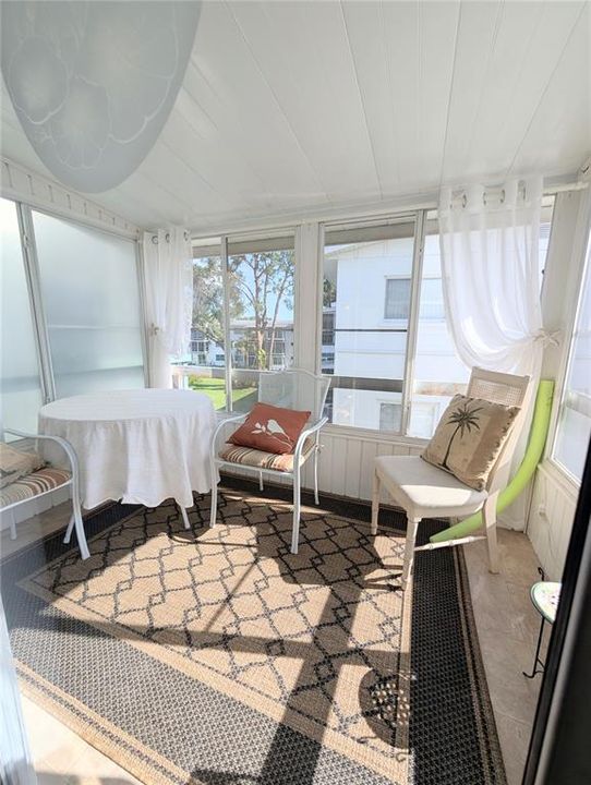 合同活跃: $1,600 (2 贝兹, 2 浴室, 862 平方英尺)