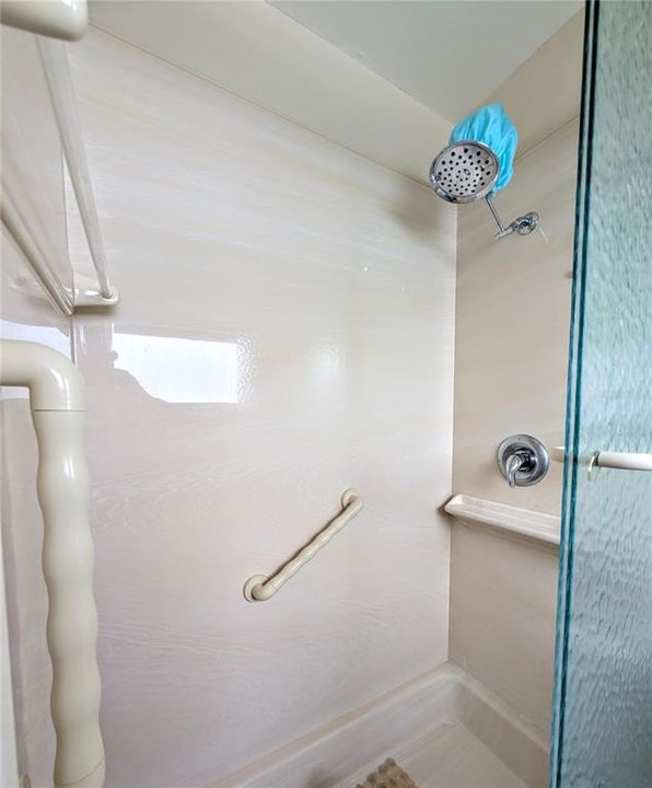 合同活跃: $1,600 (2 贝兹, 2 浴室, 862 平方英尺)