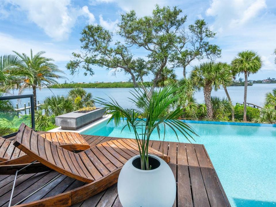 Vendido Recientemente: $4,900,000 (5 camas, 5 baños, 5859 Pies cuadrados)