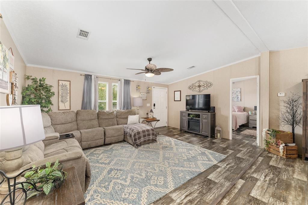 Active With Contract: $189,000 (2 beds, 2 baths, 1080 Square Feet)