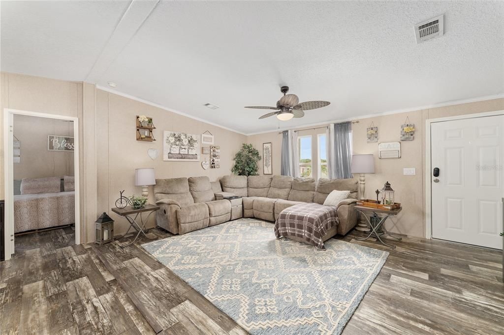 Active With Contract: $189,000 (2 beds, 2 baths, 1080 Square Feet)