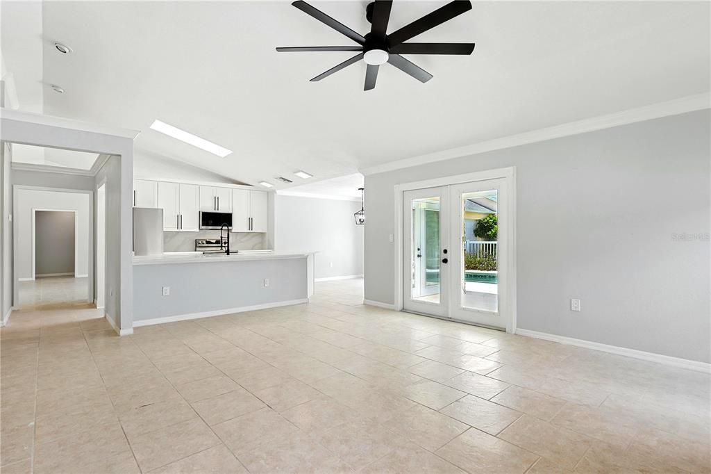 合同活跃: $639,111 (3 贝兹, 2 浴室, 2281 平方英尺)