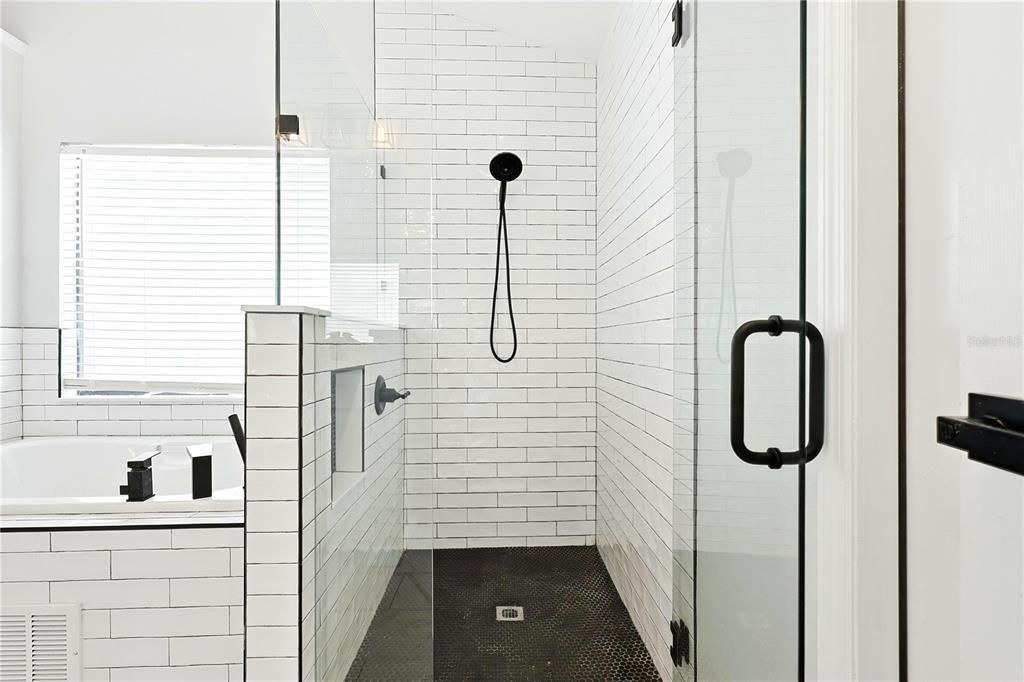 合同活跃: $639,111 (3 贝兹, 2 浴室, 2281 平方英尺)