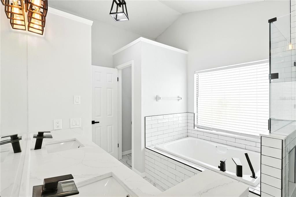 合同活跃: $639,111 (3 贝兹, 2 浴室, 2281 平方英尺)