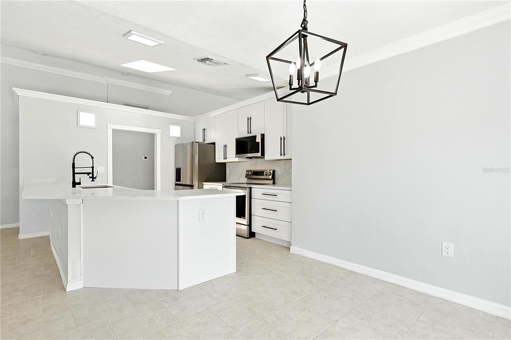 合同活跃: $639,111 (3 贝兹, 2 浴室, 2281 平方英尺)