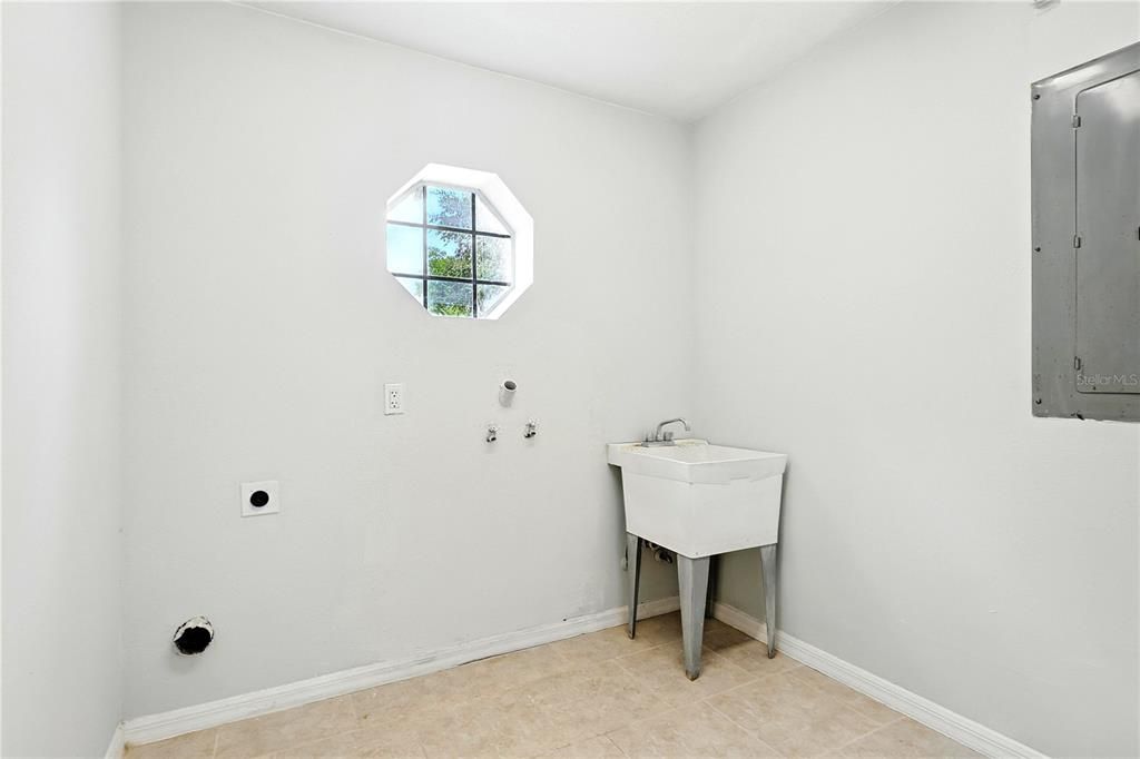 合同活跃: $639,111 (3 贝兹, 2 浴室, 2281 平方英尺)