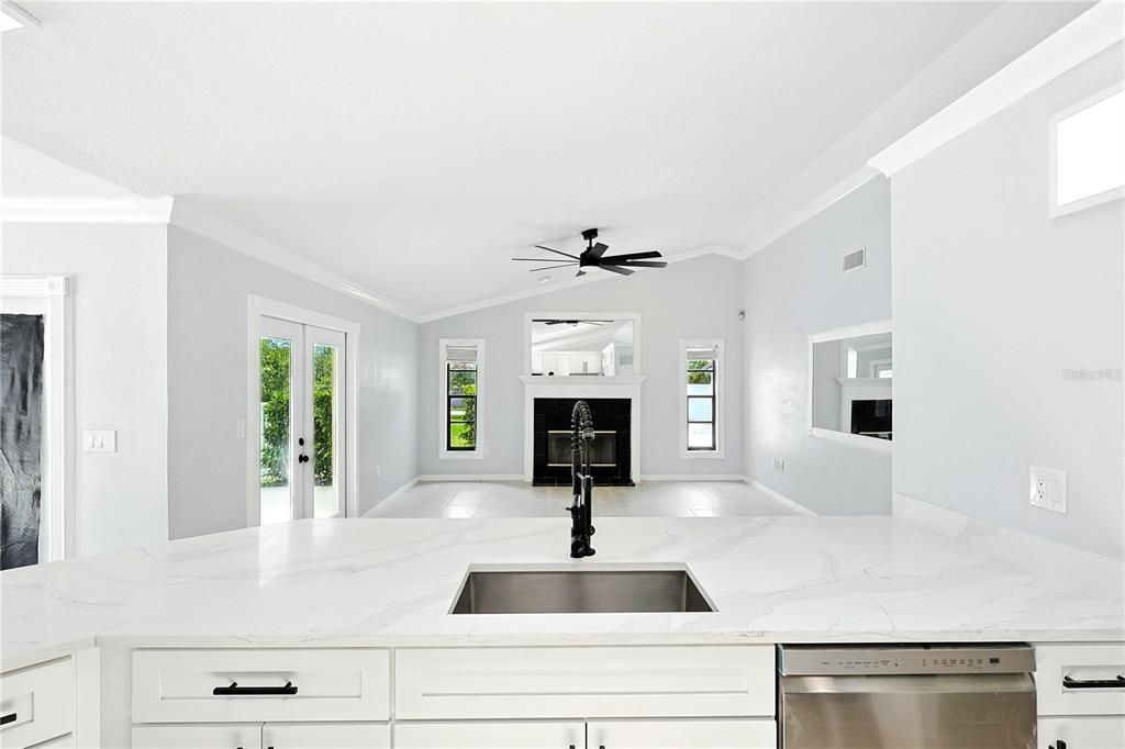 合同活跃: $639,111 (3 贝兹, 2 浴室, 2281 平方英尺)