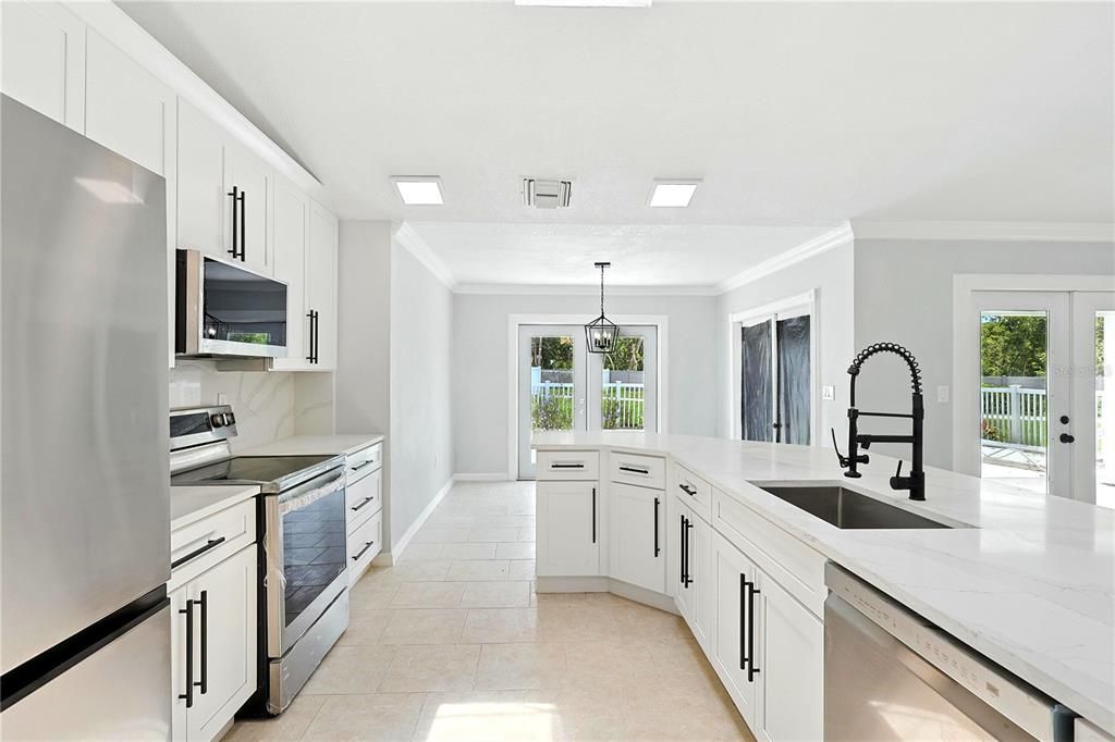 合同活跃: $639,111 (3 贝兹, 2 浴室, 2281 平方英尺)