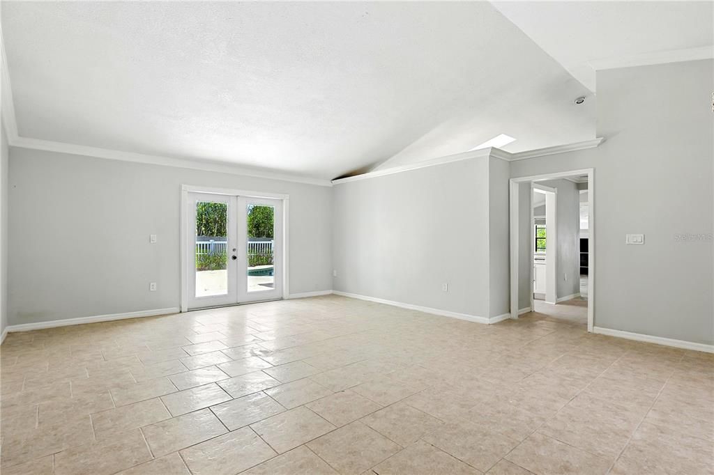 合同活跃: $639,111 (3 贝兹, 2 浴室, 2281 平方英尺)