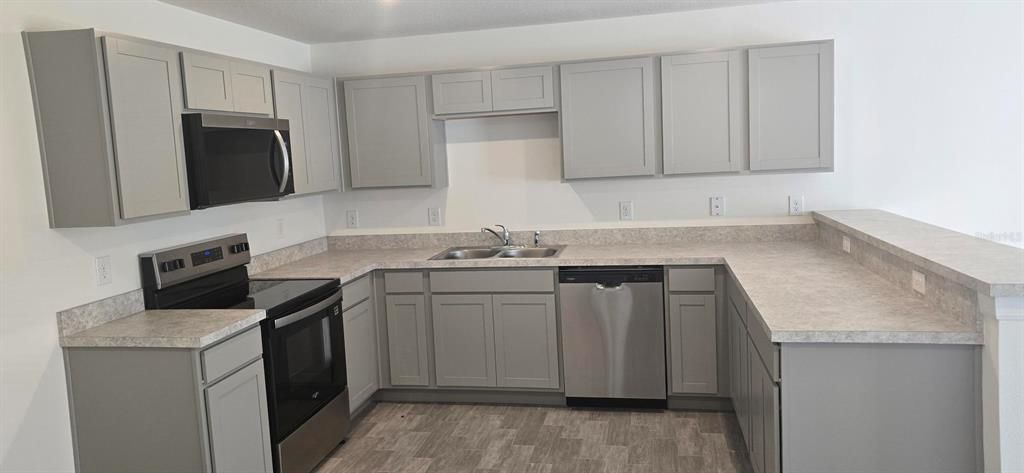 Activo con contrato: $324,990 (4 camas, 2 baños, 2104 Pies cuadrados)