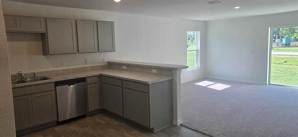 Activo con contrato: $324,990 (4 camas, 2 baños, 2104 Pies cuadrados)