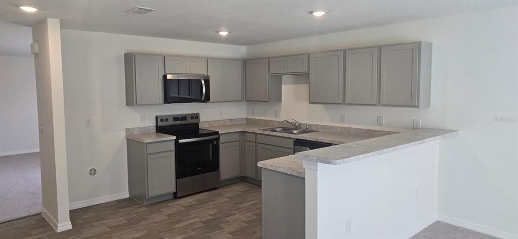 Activo con contrato: $324,990 (4 camas, 2 baños, 2104 Pies cuadrados)