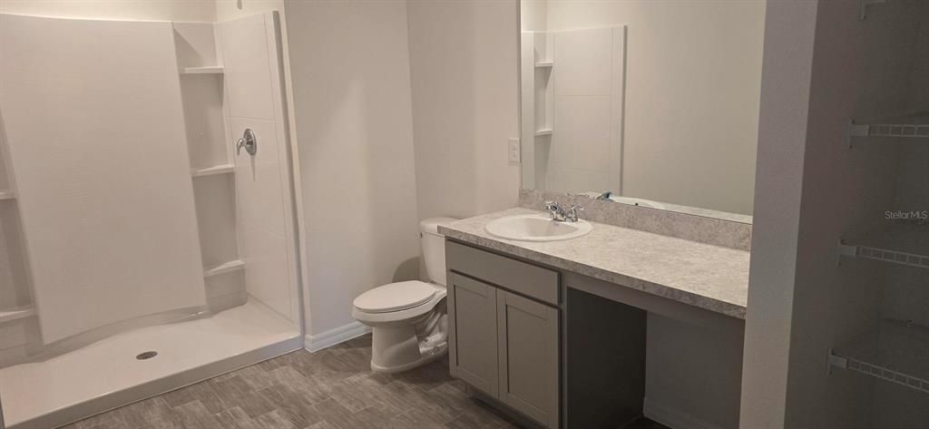 Activo con contrato: $324,990 (4 camas, 2 baños, 2104 Pies cuadrados)