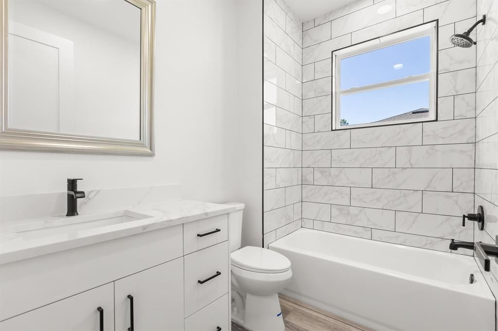 Activo con contrato: $449,000 (4 camas, 3 baños, 2058 Pies cuadrados)