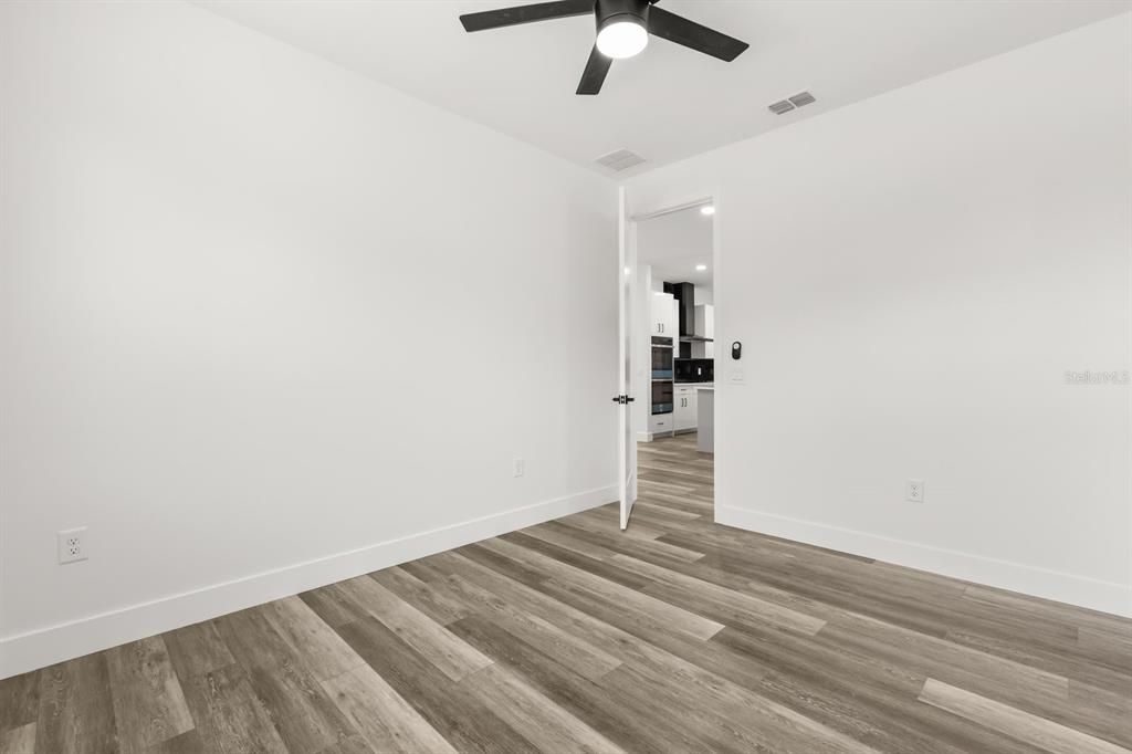 Activo con contrato: $449,000 (4 camas, 3 baños, 2058 Pies cuadrados)