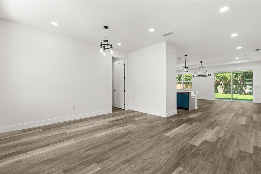 Activo con contrato: $449,000 (4 camas, 3 baños, 2058 Pies cuadrados)