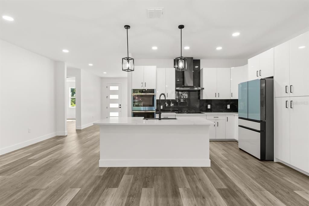 Activo con contrato: $449,000 (4 camas, 3 baños, 2058 Pies cuadrados)