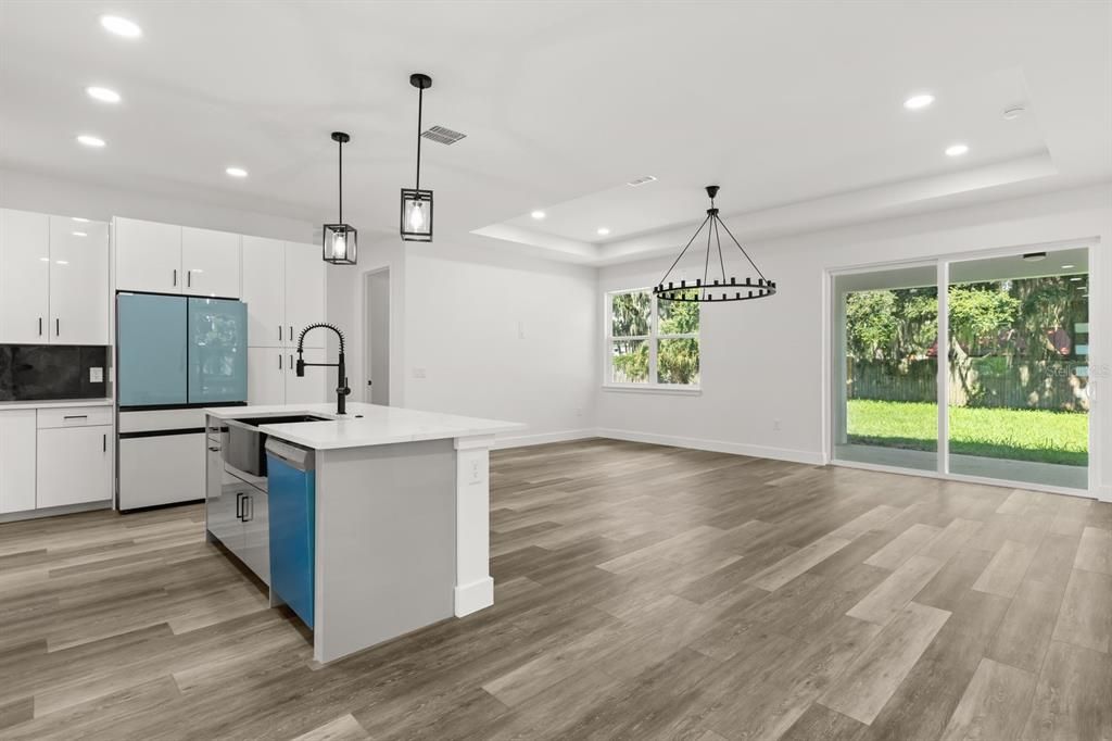 Activo con contrato: $449,000 (4 camas, 3 baños, 2058 Pies cuadrados)